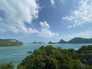 Güneşli yaz gününde Tayland 'daki Ang Tanga Ulusal Deniz Parkı' nın güzel manzarası