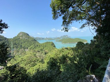 Güneşli yaz gününde Tayland 'daki Ang Tanga Ulusal Deniz Parkı' nın güzel manzarası