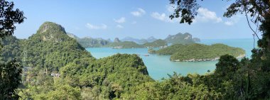 Güneşli yaz gününde Tayland 'daki Ang Tanga Ulusal Deniz Parkı' nın güzel manzarası