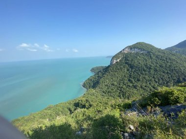 Güneşli yaz gününde Tayland 'daki Ang Tanga Ulusal Deniz Parkı' nın güzel manzarası