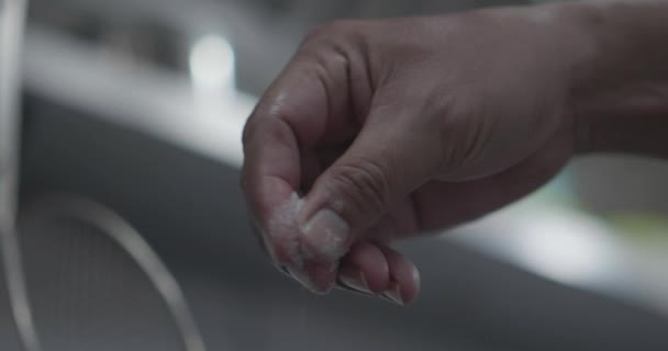 Lento Movimento Closeup Homem Mão Polvilhe Ralado Parmesão Envelhecido Cozinha — Vídeo de Stock