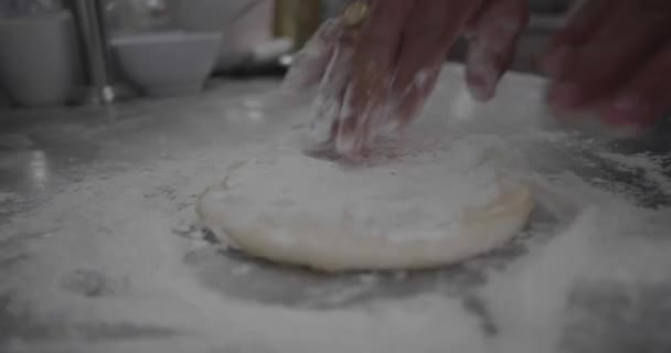 Fecho Câmera Lenta Mãos Masculinas Amassando Massa Pizza Com Farinha — Vídeo de Stock