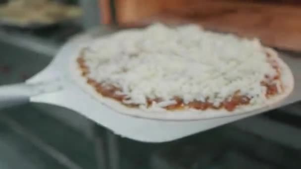 Slow Motion Closeup Chef Kok Zet Pizza Aan Oven Het — Stockvideo