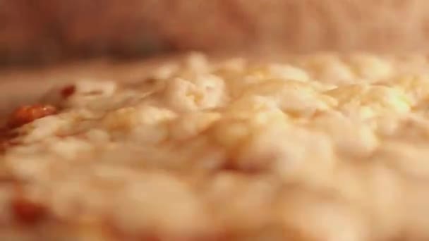 Pizza Close Câmera Lenta Assada Forno Queijo Derrete Superfície Pizza — Vídeo de Stock