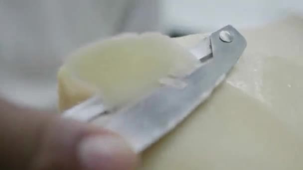 在厨房餐厅里 男性厨师的慢动作特写会把一片薄薄的奶酪切碎 — 图库视频影像
