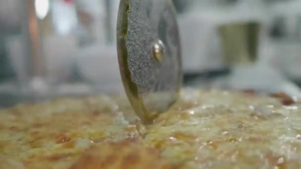 Zpomalený Pohyb Detailní Řezání Čerstvě Upečené Pizzy Kuchyni Restaurace — Stock video