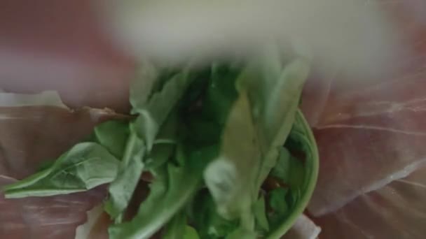 Zeitlupe Von Oben Wurf Mit Käsescheiben Auf Schinken Und Rucola — Stockvideo