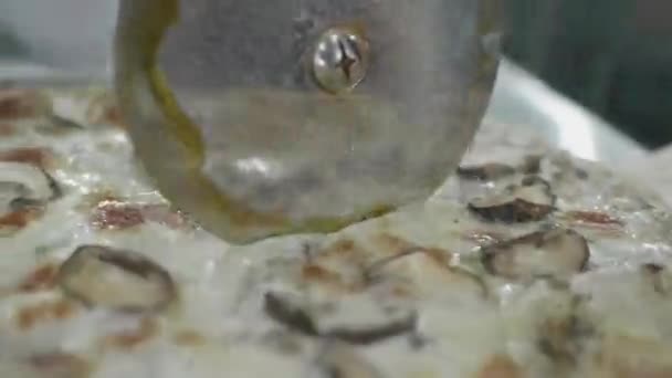 Fecho Câmera Lenta Cortando Pizza Recém Assada Cozinha Restaurante — Vídeo de Stock