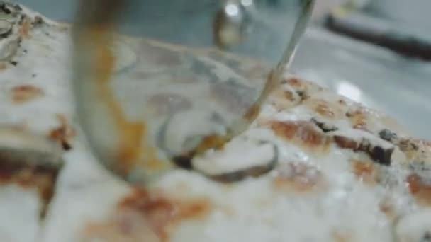 慢镜头在餐厅厨房切新烤的披萨 — 图库视频影像