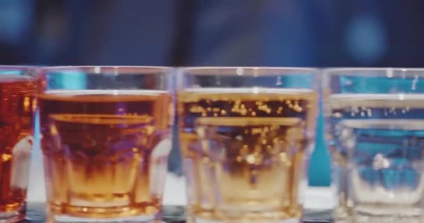 Panela Movimento Lento Através Óculos Com Diferentes Cores Espíritos Bar — Vídeo de Stock