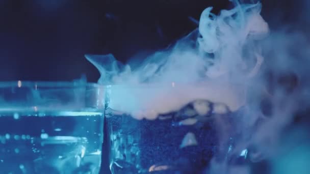 夜のクラブのバーの乾燥した氷からスローモーショングラスと蒸気 — ストック動画