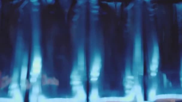 Gece Kulübü Barında Boş Bardakların Yavaş Çekim Görüntüsü Arka Plandaki — Stok video