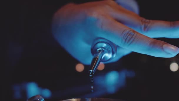 Slow Motion Närbild Bartender Hand Hälla Skott Nattklubben Bar — Stockvideo