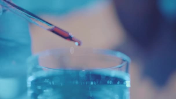 Slow Motion Närbild Vätskedroppe Från Laboratorium Pipett Till Glaset Med — Stockvideo