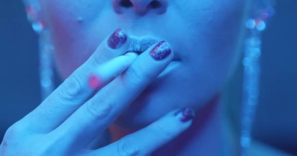 Slow Motion Closeup Vrouw Lippen Met Metalen Lippenstift Roken Nachtclub — Stockvideo