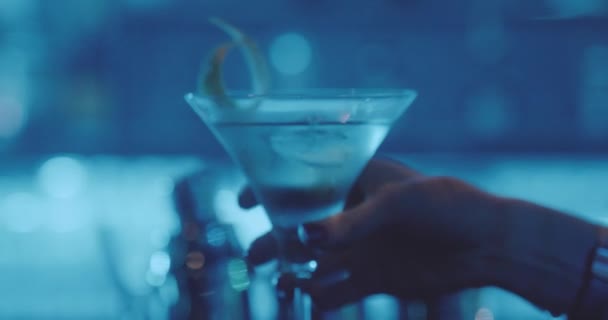 Slow Motion Video Attraktiv Kvinna Dricka Cocktail Nattklubben — Stockvideo