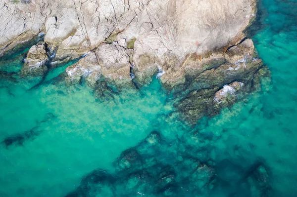 Dron Powietrzny Widok Góry Turkusowej Powierzchni Morza Kamieniami Skałami Wodzie — Zdjęcie stockowe