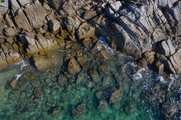 Vista Superior Drones Aéreos Superficie Mar Turquesa Con Piedras Rocas —  Fotos de Stock