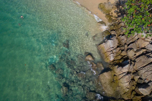 Воздушный Беспилотник Видом Бирюзовую Поверхность Моря Камнями Камнями Воде — стоковое фото