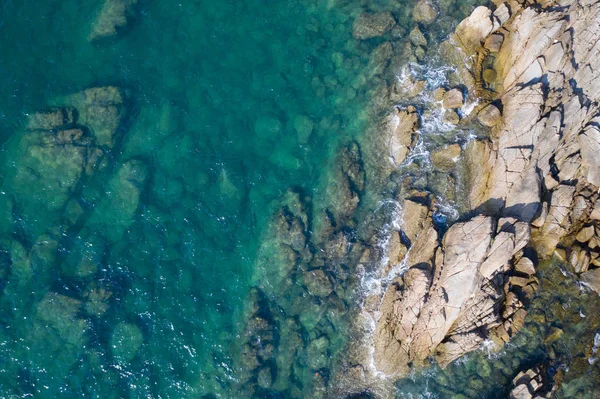 蓝绿色海面的空中无人俯视图 水面上有石头和岩石 — 图库照片