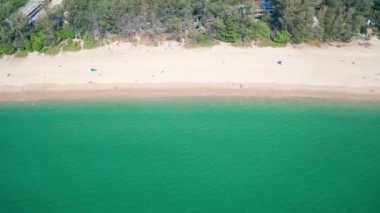 Phuket, Tayland 'daki tropikal plajın insansız hava aracı görüntüsü