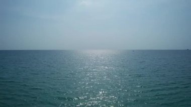 Güneşli yaz gününde açık turkuaz deniz ya da okyanusun insansız hava aracı görüntüsü