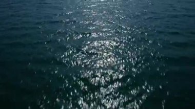 Güneşli yaz gününde açık turkuaz deniz ya da okyanus su yüzeyinin hava aracı görüntüsü