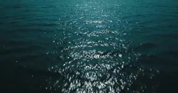 晴れた夏の日の間に開いているターコイズブルーの海や海水面の空中ドローンビュー — ストック動画