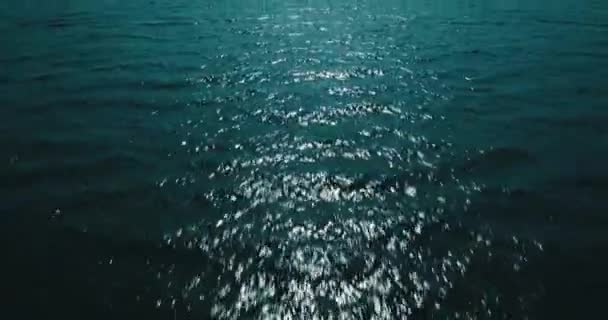Vue aérienne par drone de la mer turquoise ouverte ou de la surface de l'eau de l'océan pendant la journée ensoleillée d'été 