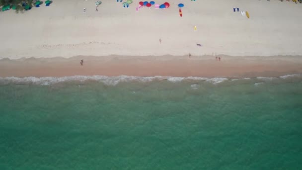 Drone Drone Draufsicht Von Meereswellen Die Gegen Den Sandstrand Krachen — Stockvideo