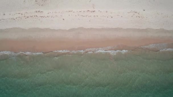 Vue aérienne du sommet des drones des vagues de mer qui s'écrasent contre la plage de sable 
