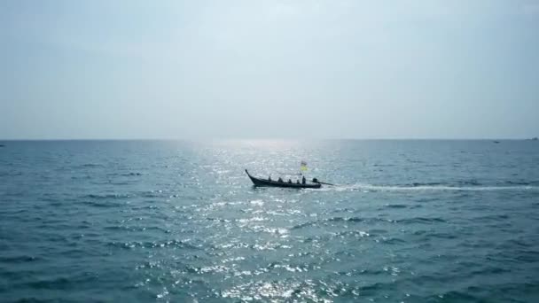 晴れた夏の日の間にオープンターコイズブルーの海で伝統的な木製のロングテールボートの空中ドローンビュー — ストック動画