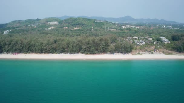 Flygdrönare Över Tropiska Layan Beach Område Phuket Thailand — Stockvideo