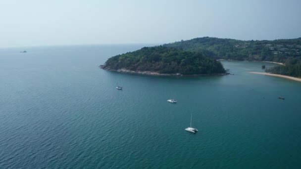 Vista Aérea Una Pequeña Isla Cerca Zona Tropical Layan Beach — Vídeos de Stock