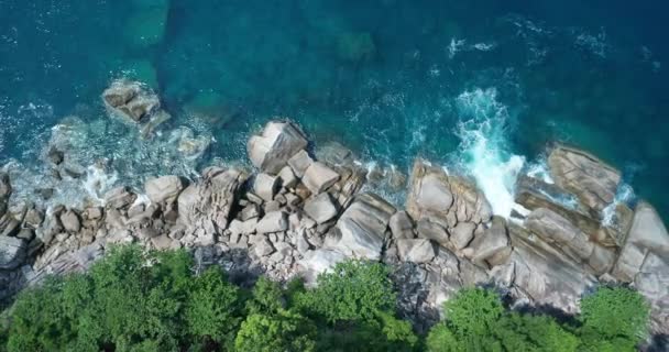 Vista Superior Drones Aéreos Superficie Mar Turquesa Con Piedras Rocas — Vídeo de stock