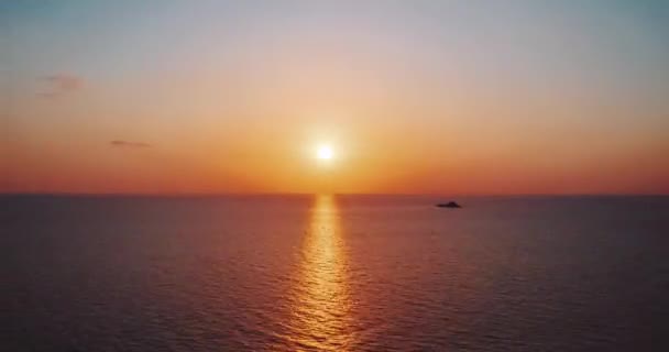 夕阳西下美丽海景的空中无人机坠落 — 图库视频影像