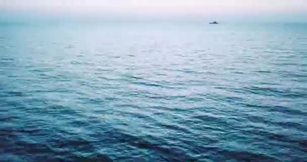 日没時の美しい海景の空中ドローンのハイパーラプス — ストック動画