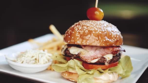 Hamburguesa Con Papas Fritas Ensalada Col Placa Blanca Video Cámara — Vídeo de stock