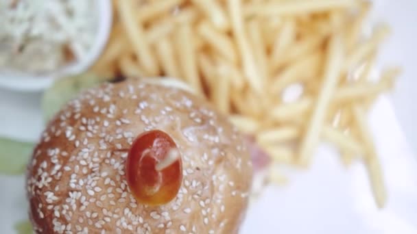 Draufsicht Auf Burger Mit Pommes Und Krautsalat Video Zeitlupe — Stockvideo