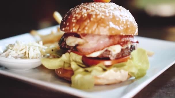白盘上有炸薯条和熏肉的汉堡 慢镜头 — 图库视频影像