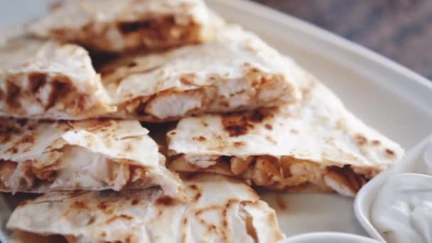 Closeup Quesadilla Frango Fatiado Vídeo Câmera Lenta — Vídeo de Stock