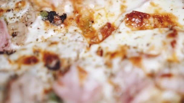 Restoranda Yeni Pişmiş Süper Pizzanın Makro Yakın Çekimi Yavaş Çekimde — Stok video