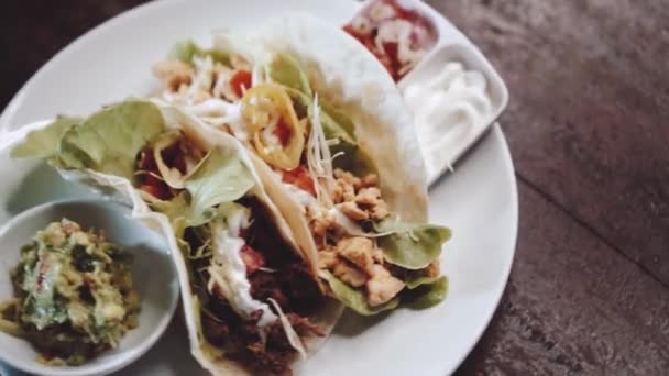 Kuřecí Sýrové Hovězí Tacos Podávané Guacamole Pico Gallo Zakysanou Smetanou — Stock video