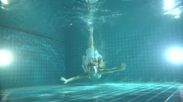 Mooie Vrouw Met Lang Rood Haar Zwemmen Onder Water Jurk — Stockvideo