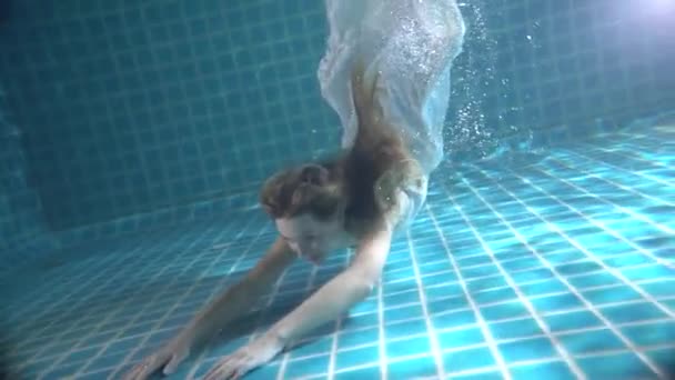 Hermosa Mujer Con Pelo Largo Rojo Nadando Bajo Agua Vestido — Vídeo de stock