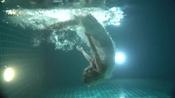 Schöne Frau Mit Langen Roten Haaren Schwimmt Kleid Unter Wasser — Stockvideo