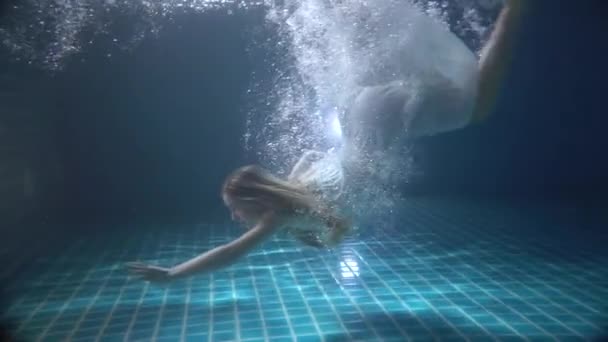 Gyönyörű Hosszú Vörös Hajjal Úszás Víz Alatt Ruhában Videó Lassított — Stock videók