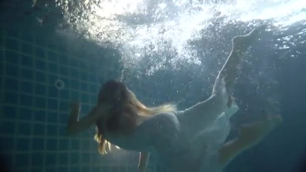 Hermosa Mujer Con Pelo Largo Rojo Nadando Bajo Agua Vestido — Vídeo de stock