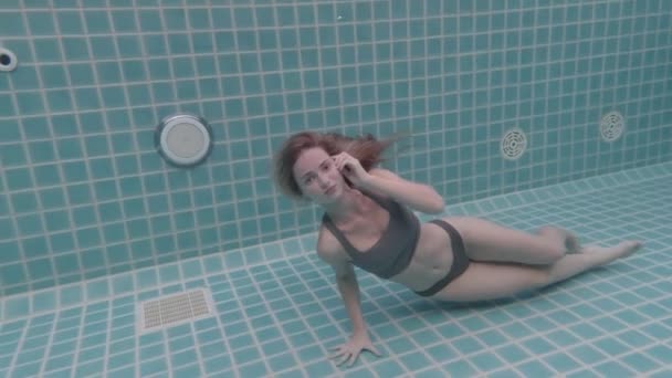 Красивая Женщина Длинными Рыжими Волосами Плавает Водой Платье Видео Замедленной — стоковое видео