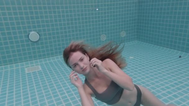 Красивая Женщина Длинными Рыжими Волосами Плавает Водой Платье Видео Замедленной — стоковое видео